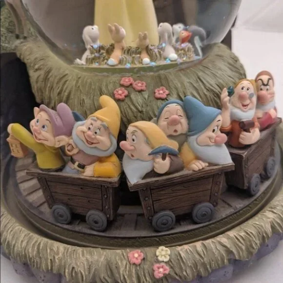 Disney SNOW WHITE & SEVEN DWARVES large Music SNOW GLOBE collectible holidays - Picture 7 of 13